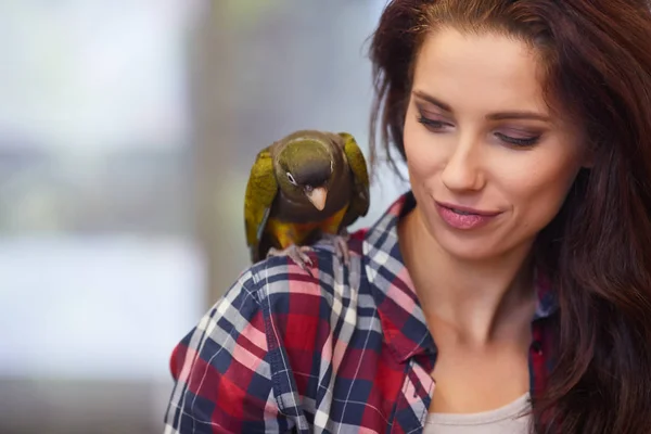 Vrouw met papegaai op schouder — Stockfoto