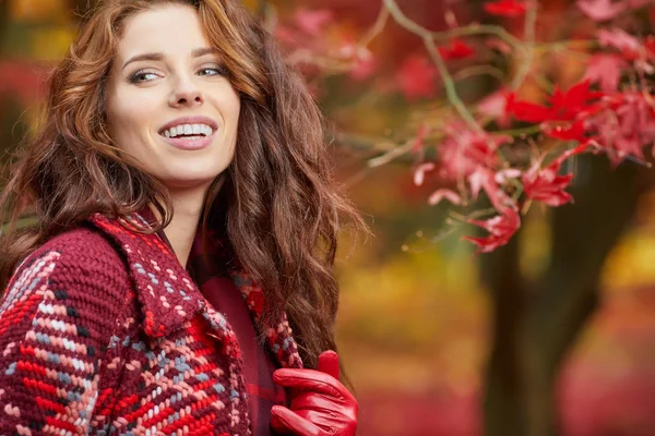 Vrouw met warme vacht in herfst park — Stockfoto