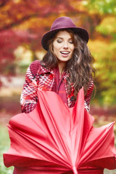 Mulher guarda-chuva dobrável no parque de outono — Fotografia de Stock