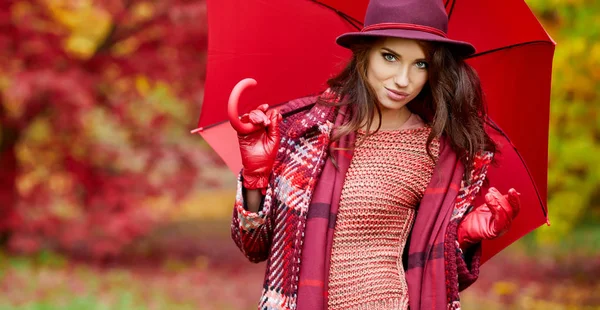 Vrouw met parasol wandelend in Herfstpark — Stockfoto