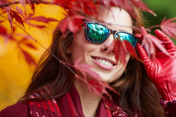 Mulher bonita em óculos no parque de outono — Fotografia de Stock