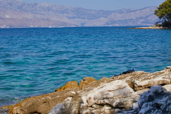 Mare Adriatico Croazia Europa. Bella natura e foto di paesaggio. Caldo caldo giorno d'estate. Acqua, barriera corallina, rocce, pietre e acqua — Foto Stock