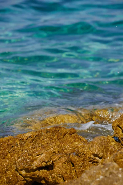 Mar Adriático Croacia Europa. Hermosa naturaleza y paisaje foto. Un caluroso día de verano. Agua, arrecife, rocas, piedras y agua —  Fotos de Stock