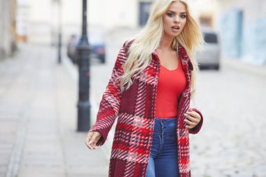 kentsel arka plan açık havada poz düşünceli muhteşem sarışın