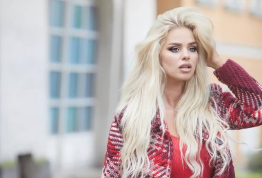 kentsel arka plan açık havada poz düşünceli muhteşem sarışın