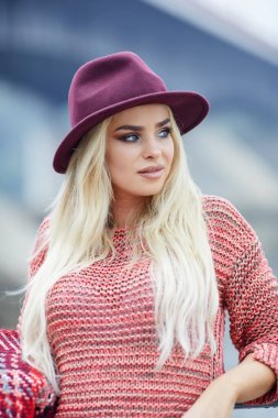 Sonbahar bir ceket, yeşil gömlek giymiş, Caddesi yakınlarında poz genç güzel kız mükemmel makyaj, kırmızı dudaklar,