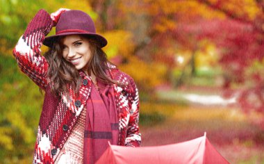 Sonbahar parkındaki kadın 