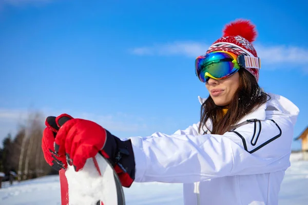 Jovem menina snowboard feliz — Fotografia de Stock