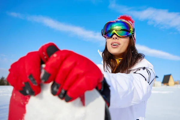 Jovem menina snowboard feliz — Fotografia de Stock