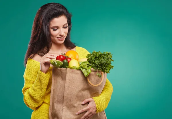 女子手持充分的健康食品袋 — 图库照片