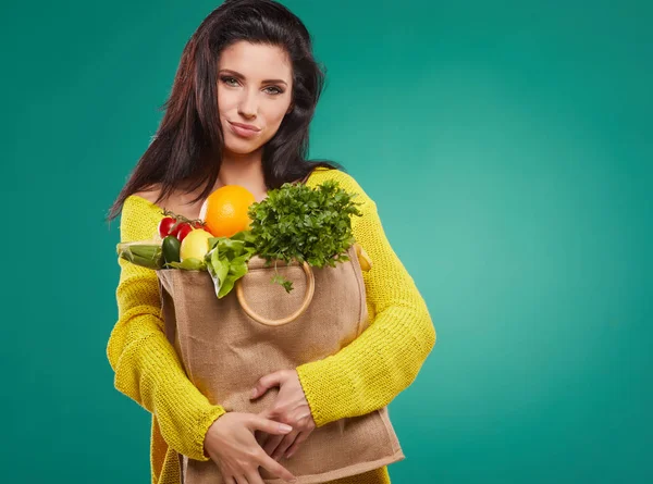 Mujer sosteniendo una bolsa llena de comida saludable —  Fotos de Stock