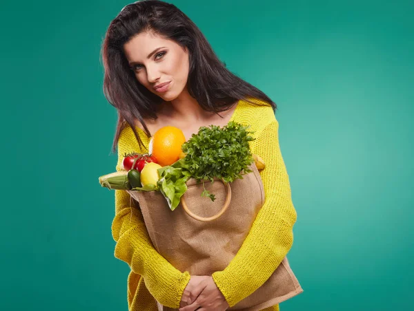 女子手持充分的健康食品袋 — 图库照片