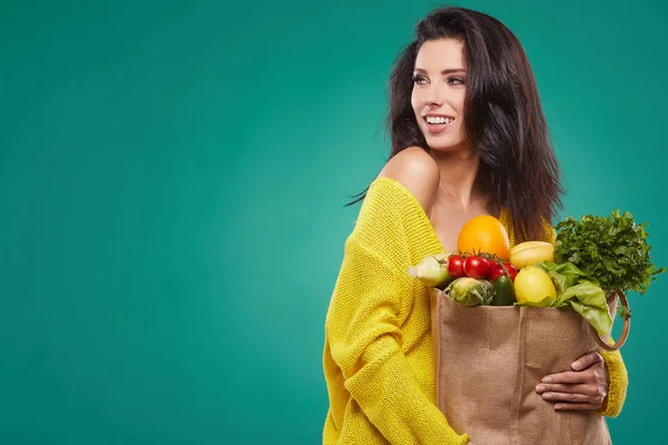 Donna che tiene una borsa piena di cibo sano — Foto Stock