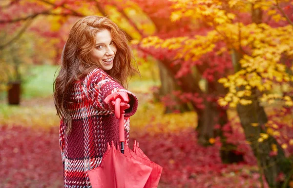 Mujer en el parque de otoño — Foto de Stock