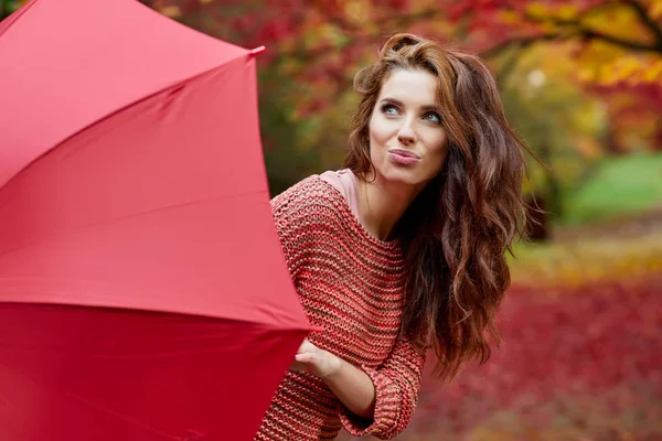 Sonbahar parkındaki kadın 