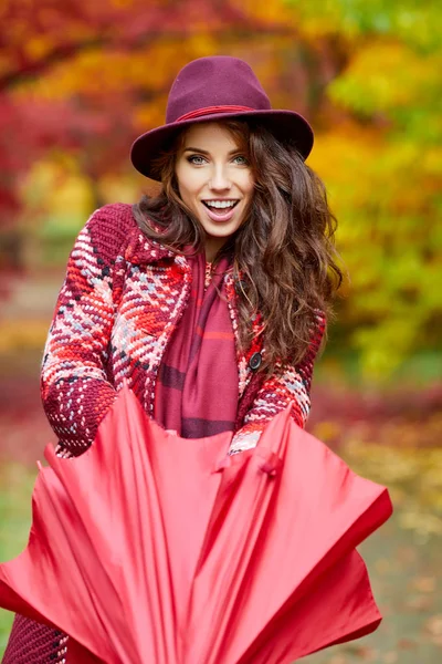 Sonbahar parkındaki kadın 