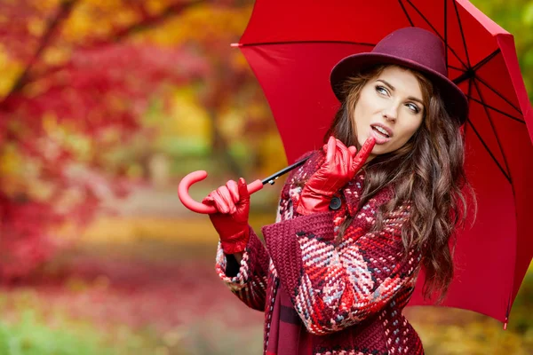 Mujer en el parque de otoño — Foto de Stock