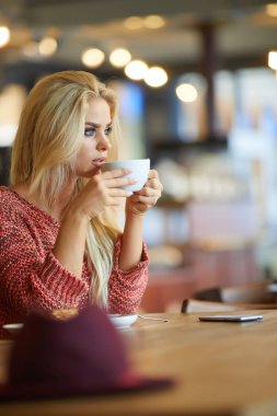 Cappuccino içen kadın