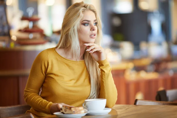 Frau trinkt Cappuccino — Stockfoto