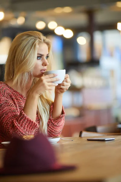 Mujer bebiendo capuchino —  Fotos de Stock