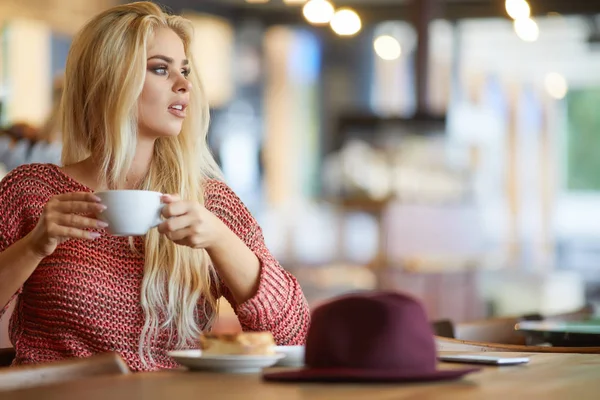 Portrait of a beautiful young blonde woman enjoying tea cup. — Stock Photo, Image