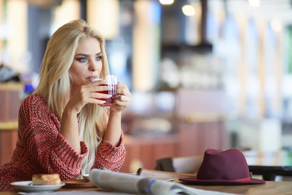 Vrouw die cappuccino drinkt — Stockfoto