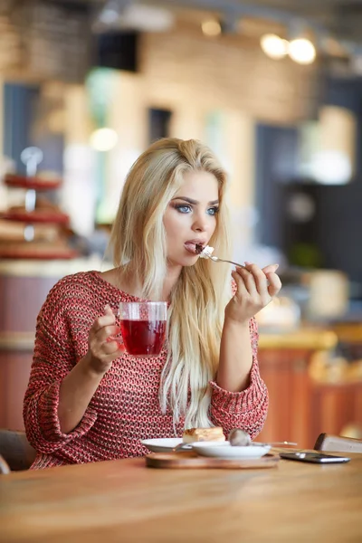 Mujer bebiendo capuchino —  Fotos de Stock