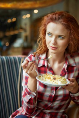 Kafede güzel kızıl saçlı kadın. Blogger iş kavramı