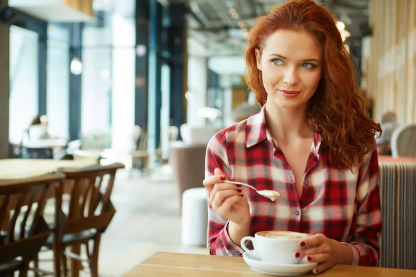 Gyönyörű vörös hajú nő kávézóban. Blogger munka fogalma — Stock Fotó