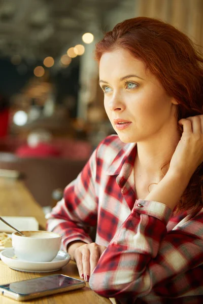 Красивая рыжая женщина в кафе. Концепция работы блогеров — стоковое фото