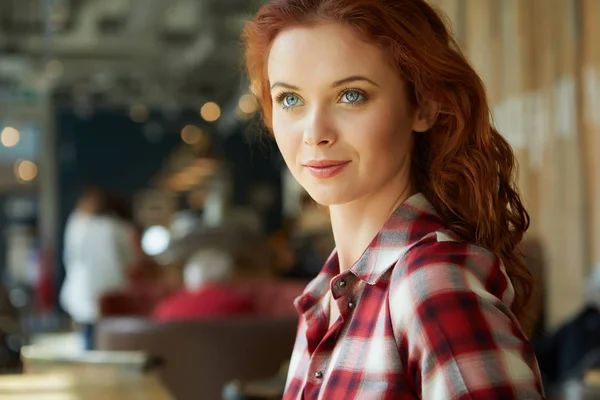 Vakker rødhåret kvinne på kafeen. Begrepet blogger – stockfoto
