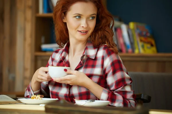 Hermosa mujer pelirroja en la cafetería. Concepto de trabajo de bloguero —  Fotos de Stock