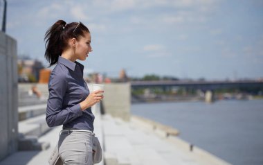 Genç işkadını bir kahve molası  