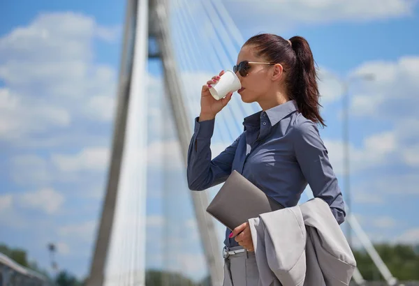 Junge Geschäftsfrau bei einer Kaffeepause — Stockfoto