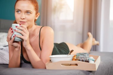 Yatakta kahvaltı güzel mutlu Kızıl saçlı kadın