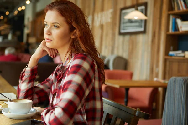 赤い髪の女性は、カフェで本を読んで。シティ ブレーク コンセプト — ストック写真