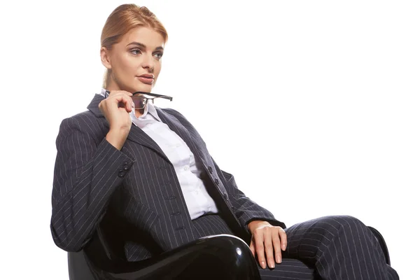Femme d'affaires blonde assise chaise noire isolée sur blanc — Photo