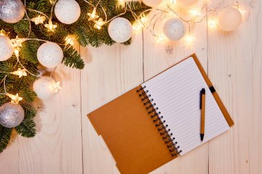 Eski ahşap zemin üzerine kağıt levha 