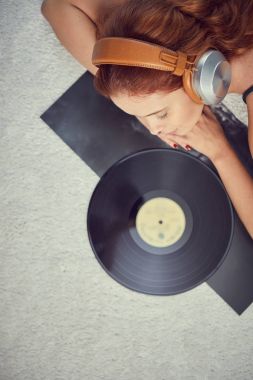 Kadın dinleme vinil evde