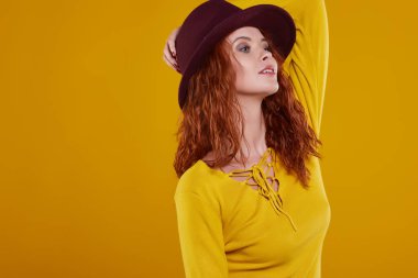 Genç kızıl saçlı kadın.