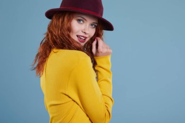 Genç kızıl saçlı kadın.