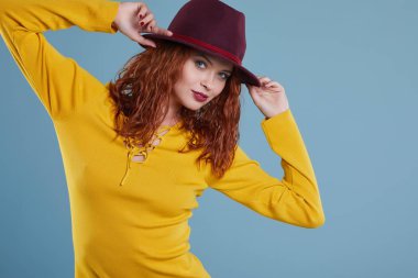 Genç kızıl saçlı kadın.