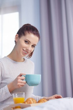 yatakta kahvaltı sağlıklı Mısır gevreği  