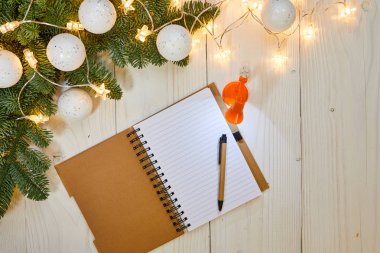 Eski ahşap zemin üzerine kağıt levha 