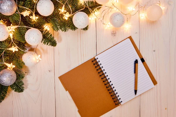 Eski ahşap zemin üzerine kağıt levha 