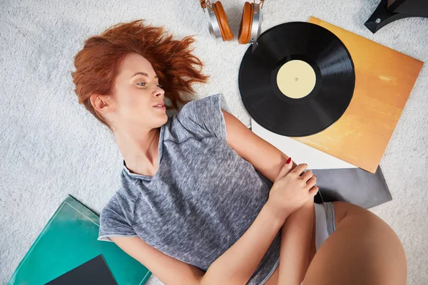 Kvinnan lyssnande vinyl hemma — Stockfoto