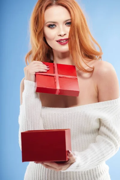 Vrouw met kerstdoos cadeau — Stockfoto