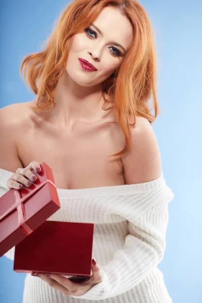 Жінка з подарунком різдвяної коробки — стокове фото
