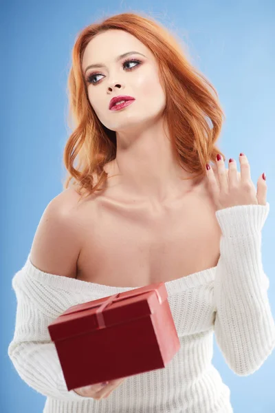 Mujer con regalo de caja de Navidad — Foto de Stock