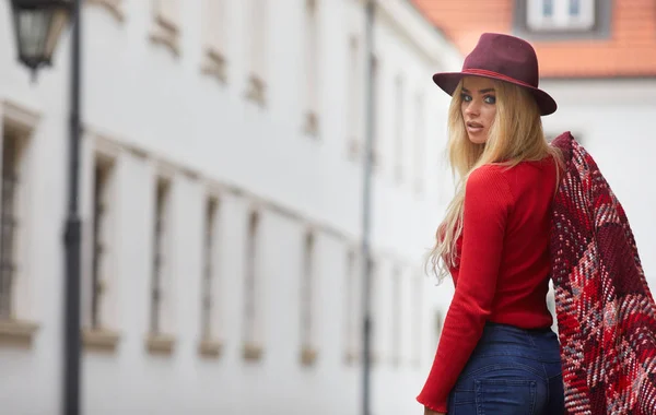 Junge Frau auf der Straße — Stockfoto